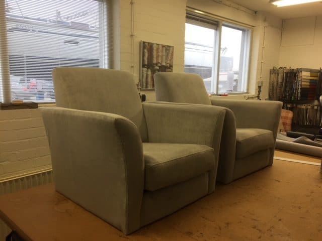 Twee opnieuw beklede fauteuils in het atelier